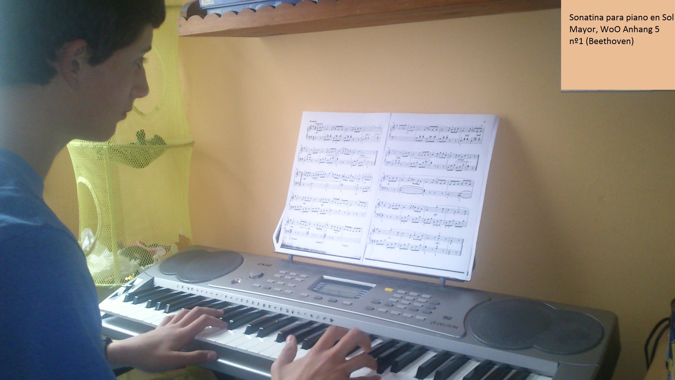 Carlos con la partitura de la Sonatina en Sol Mayor, de Beethoven 
