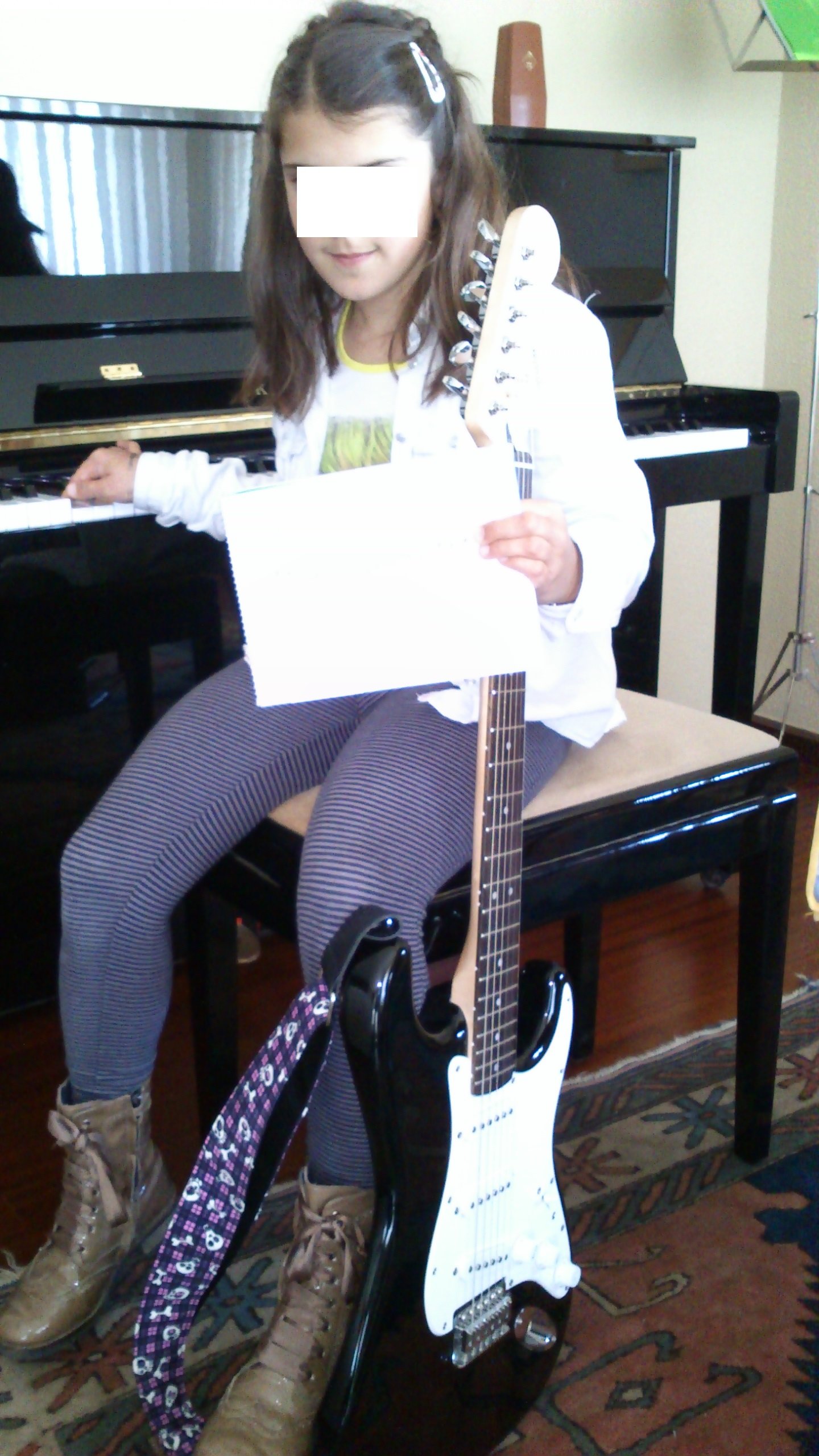 Marcela con su guitarra