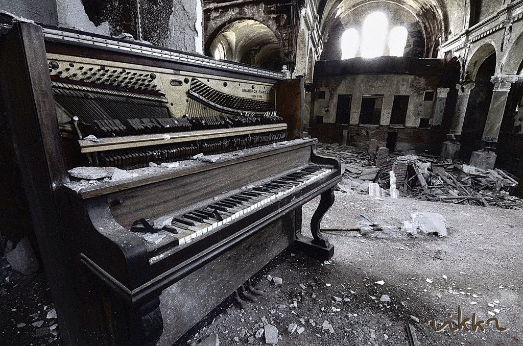 piano abandonado
